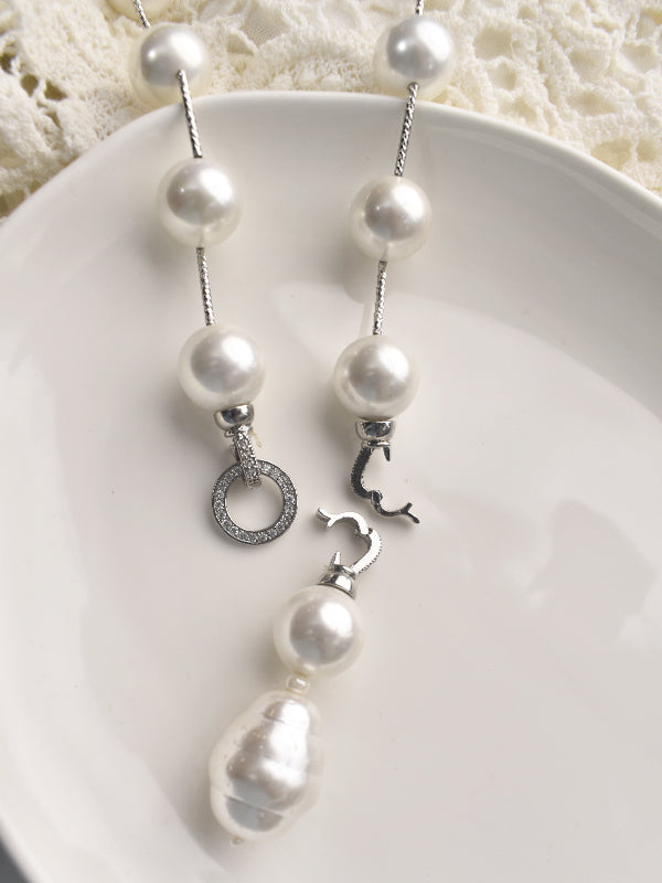 Pearl necklace with silver charms 