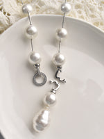Load image into Gallery viewer, Pearl necklace with silver charms 
