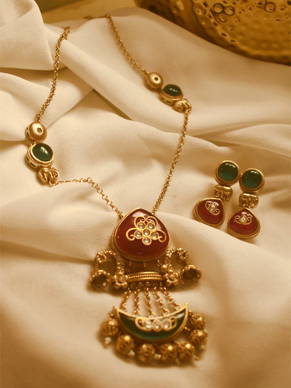 Necklace and earrings with green and red stones 