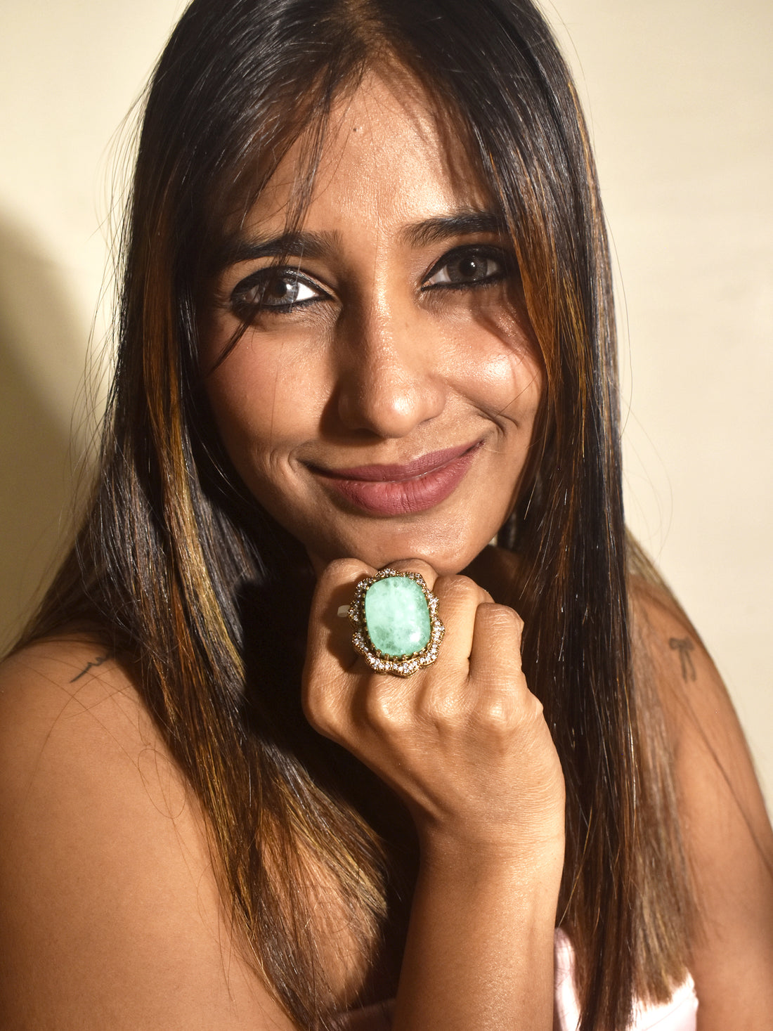  large green  finger ring